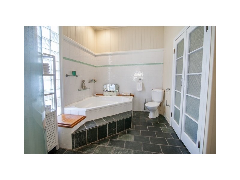 2 Fifer Street, Eastern Heights QLD 4305