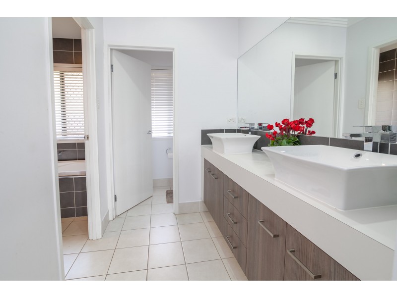 5 Dior Place, Wulkuraka QLD 4305