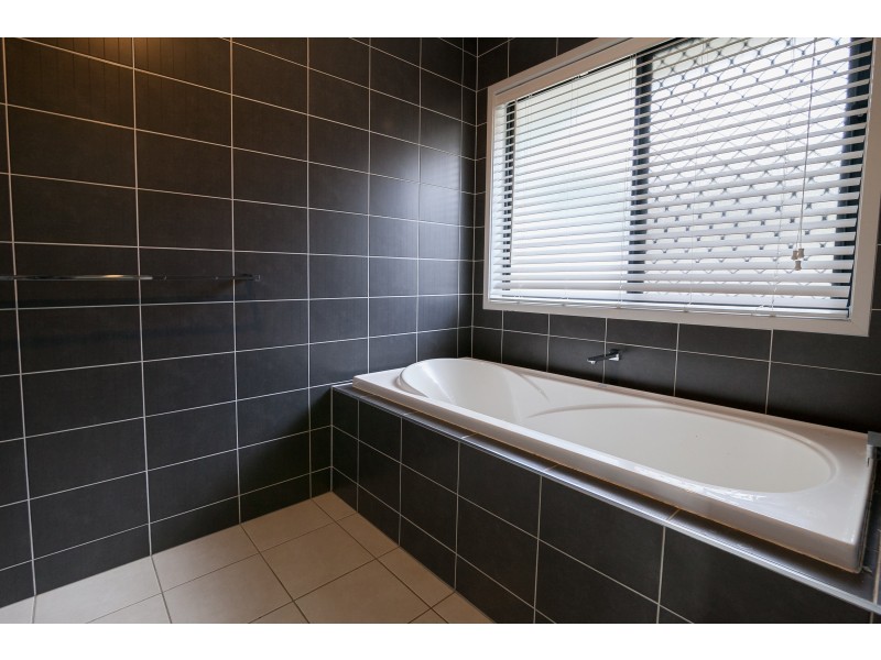 5 Dior Place, Wulkuraka QLD 4305