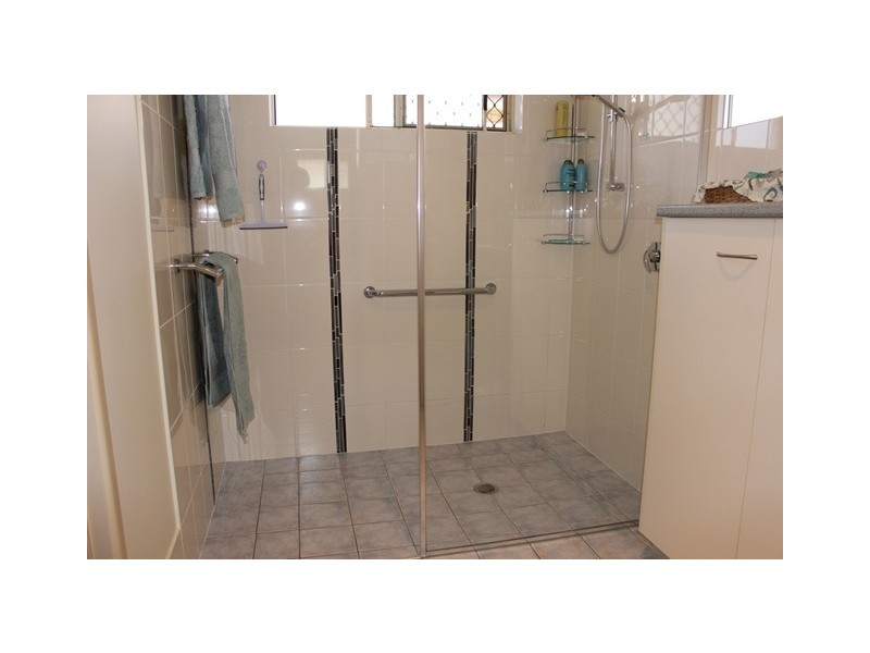 323 South Station Road, Raceview QLD 4305