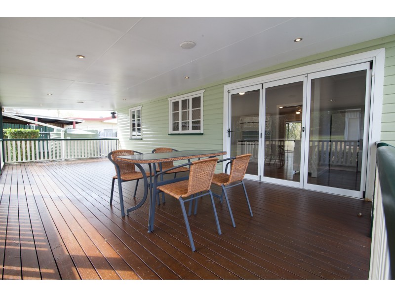 2 Johnston Street, Silkstone QLD 4304