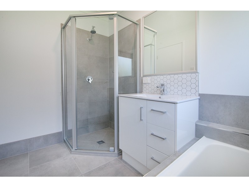 1 Gardner Place, Silkstone QLD 4304