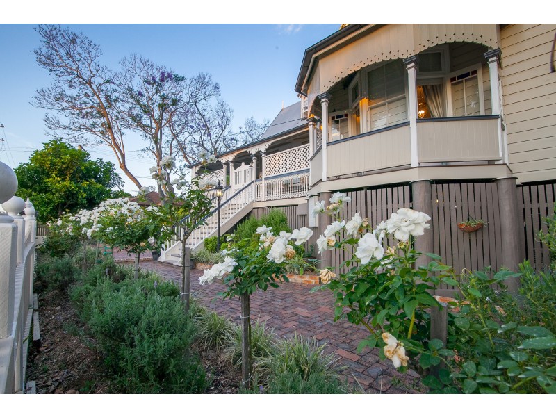 4 Briggs Road, Eastern Heights QLD 4305