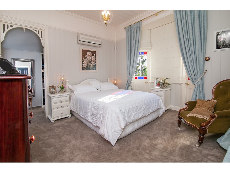 4 Briggs Road, Eastern Heights QLD 4305