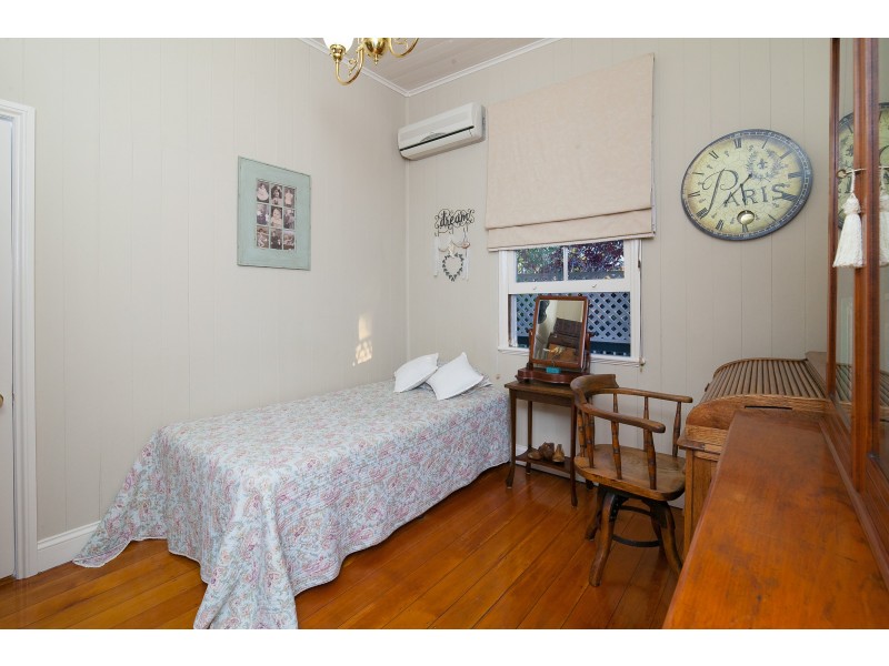 4 Briggs Road, Eastern Heights QLD 4305