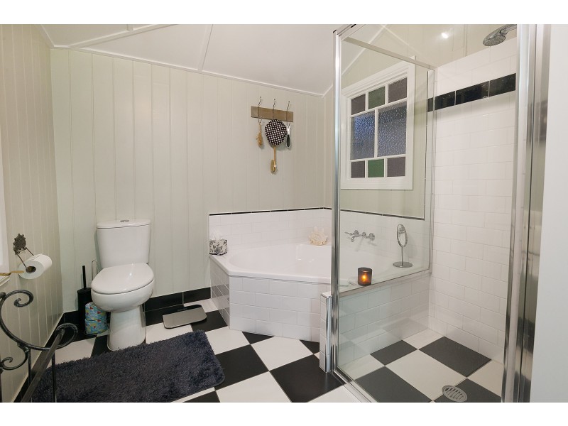 4 Briggs Road, Eastern Heights QLD 4305