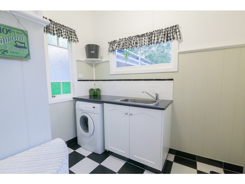 4 Briggs Road, Eastern Heights QLD 4305