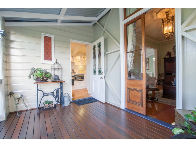 4 Briggs Road, Eastern Heights QLD 4305