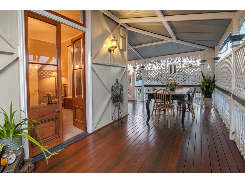 4 Briggs Road, Eastern Heights QLD 4305