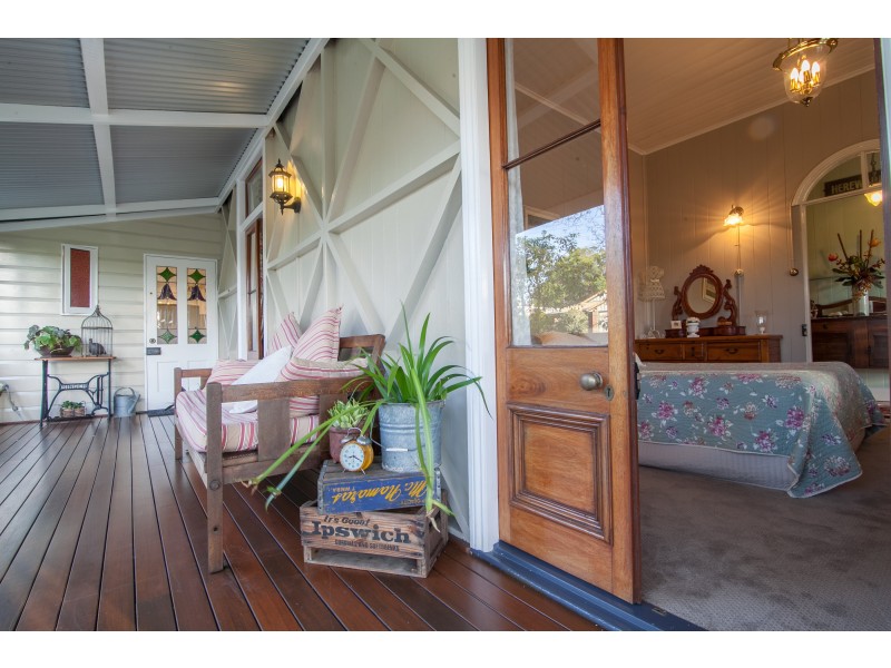 4 Briggs Road, Eastern Heights QLD 4305