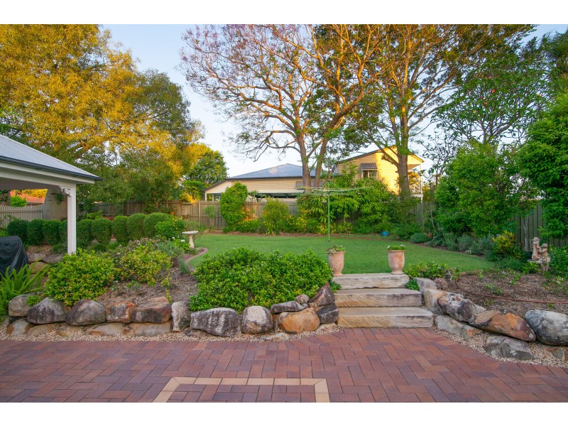 4 Briggs Road, Eastern Heights QLD 4305