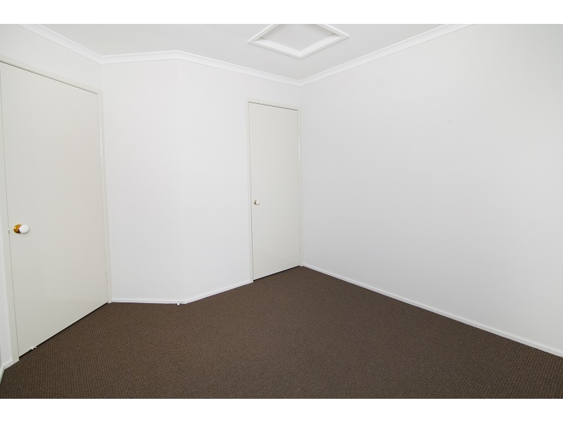 4 Barry Wallace Place, Churchill QLD 4305