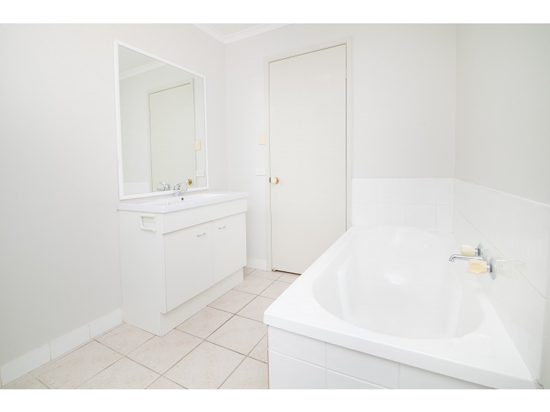 4 Barry Wallace Place, Churchill QLD 4305