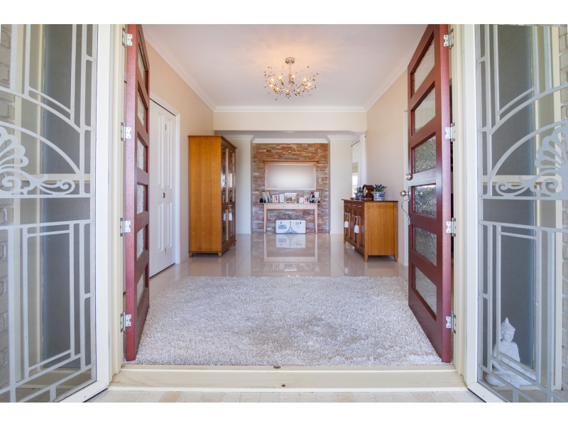 32 Peak Court, Peak Crossing QLD 4306