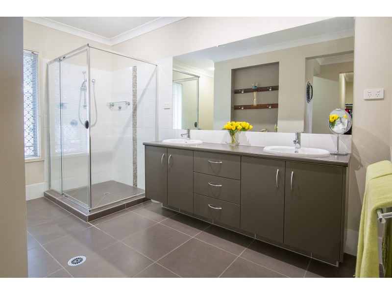 8 Emerson Crescent, Brassall QLD 4305