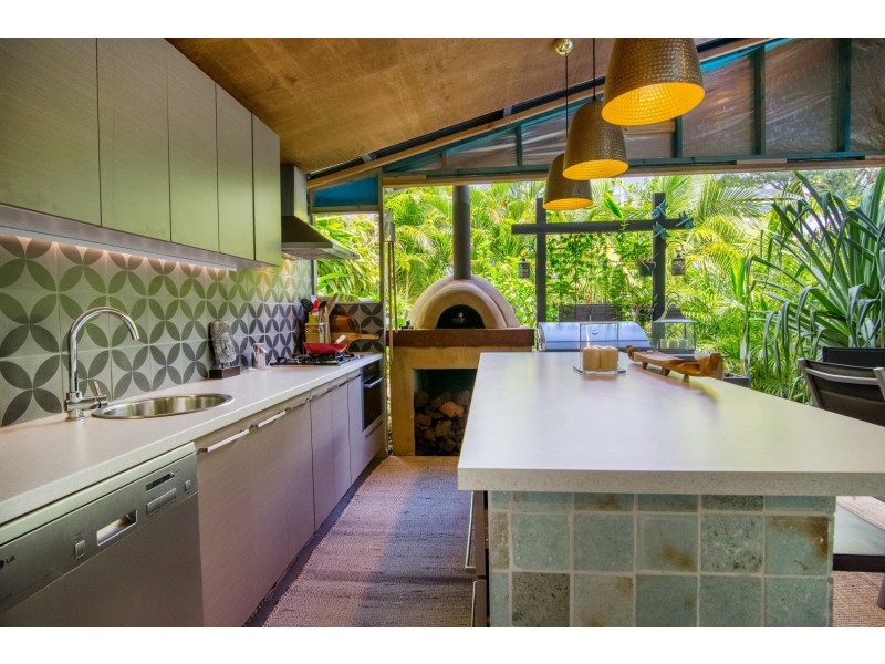 98 Blackstone Road, Silkstone QLD 4304