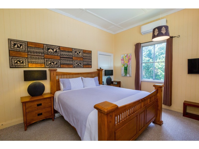 98 Blackstone Road, Silkstone QLD 4304