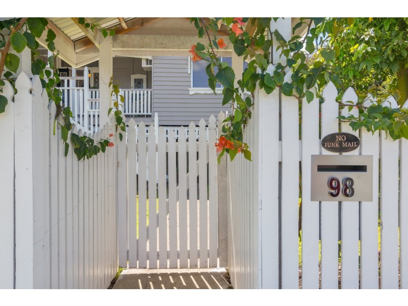 98 Blackstone Road, Silkstone QLD 4304