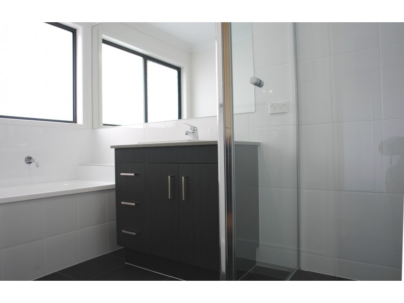 1/4 Sapphire Street, Brassall QLD 4305