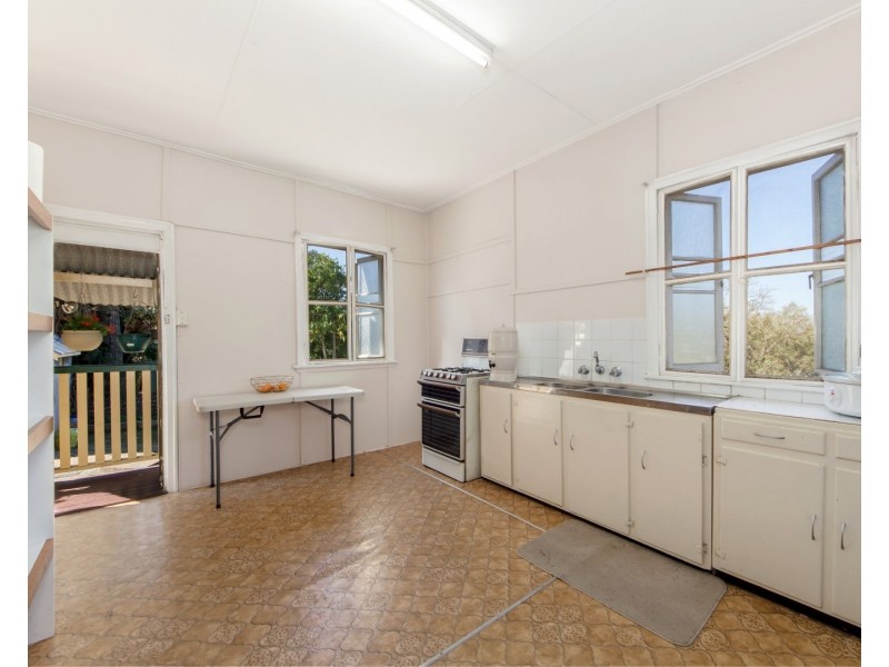 18 Briggs Road, Eastern Heights QLD 4305