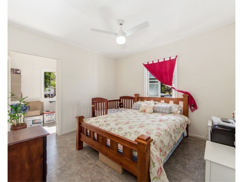 18 Briggs Road, Eastern Heights QLD 4305