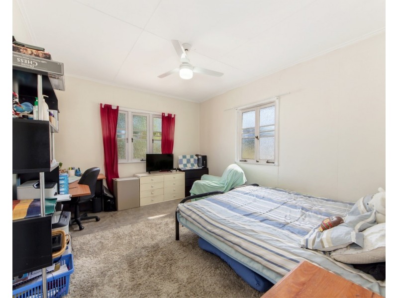 18 Briggs Road, Eastern Heights QLD 4305