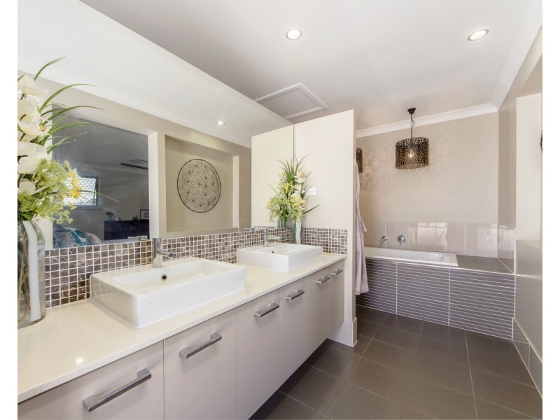 1 Kordan Boulevard, Raceview QLD 4305