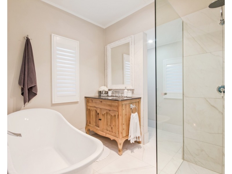 16 Stuart Street, Eastern Heights QLD 4305