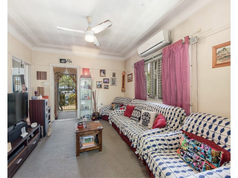 12 Cemetery Road, Ipswich QLD 4305