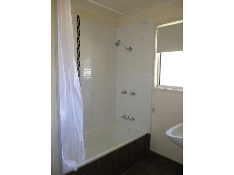 8 Earl Street, Dinmore QLD 4303