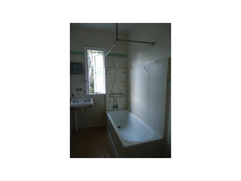 18 Briggs Road, Eastern Heights QLD 4305