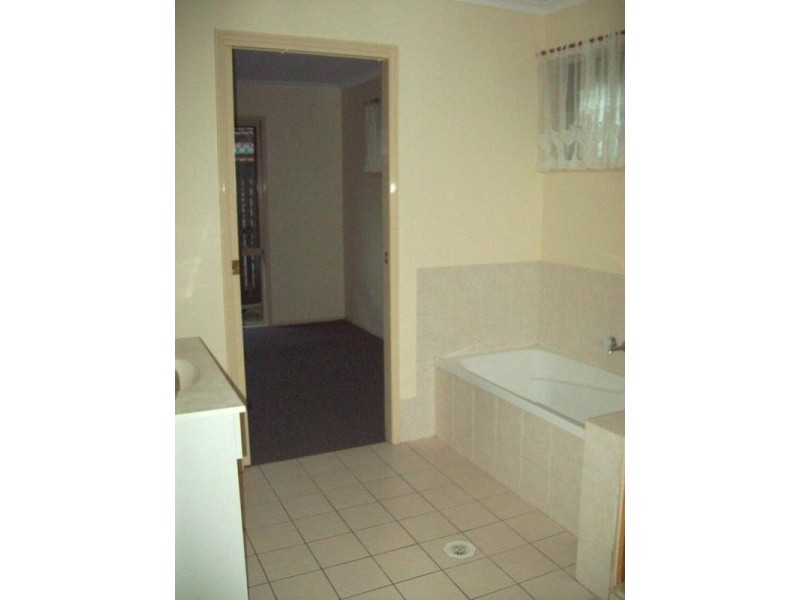 10 Canberra Court, Brassall QLD 4305