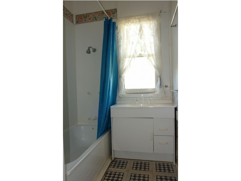 2 Karragaroo Street, Eastern Heights QLD 4305