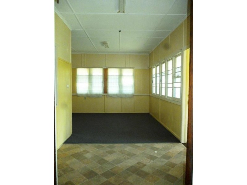 3 Robertson Road, Eastern Heights QLD 4305