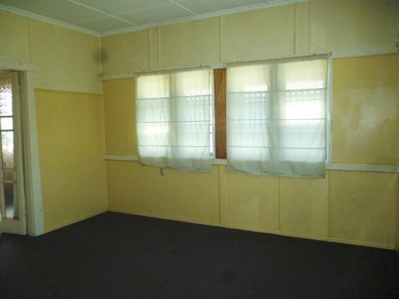 3 Robertson Road, Eastern Heights QLD 4305