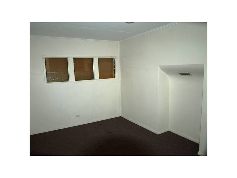 8 Macquarie Street, Booval QLD 4304