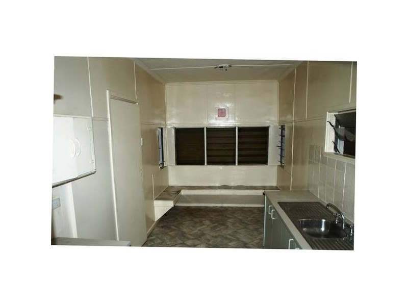 8 Macquarie Street, Booval QLD 4304