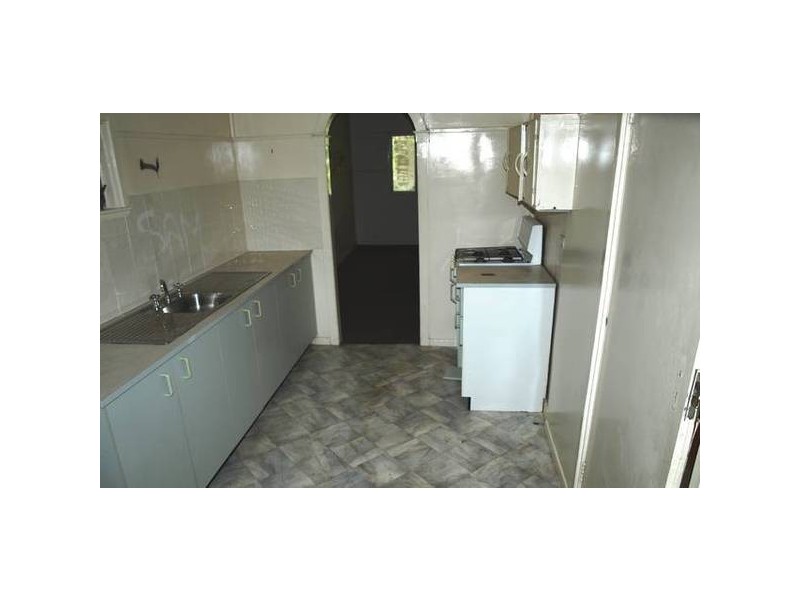 8 Macquarie Street, Booval QLD 4304