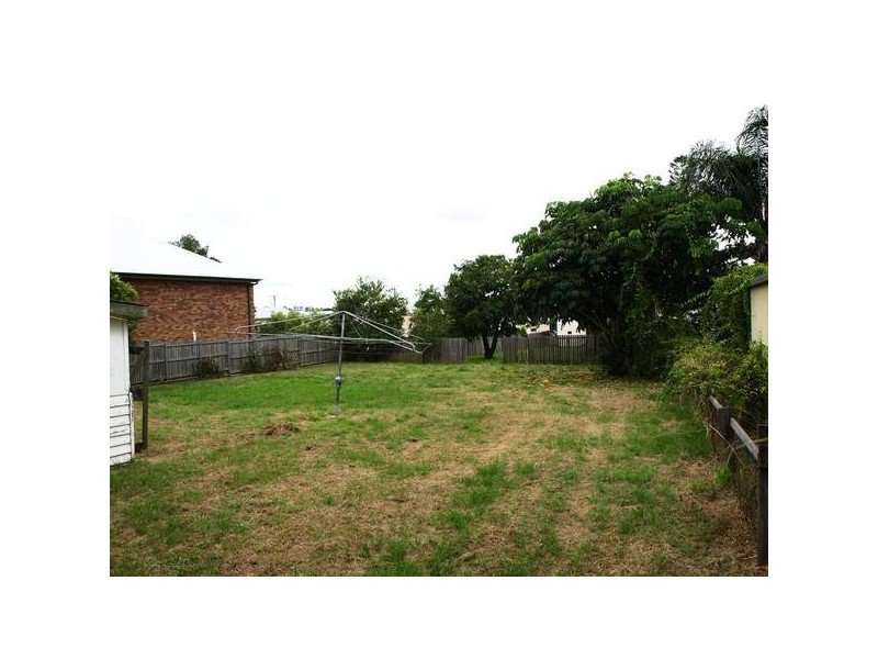 8 Macquarie Street, Booval QLD 4304