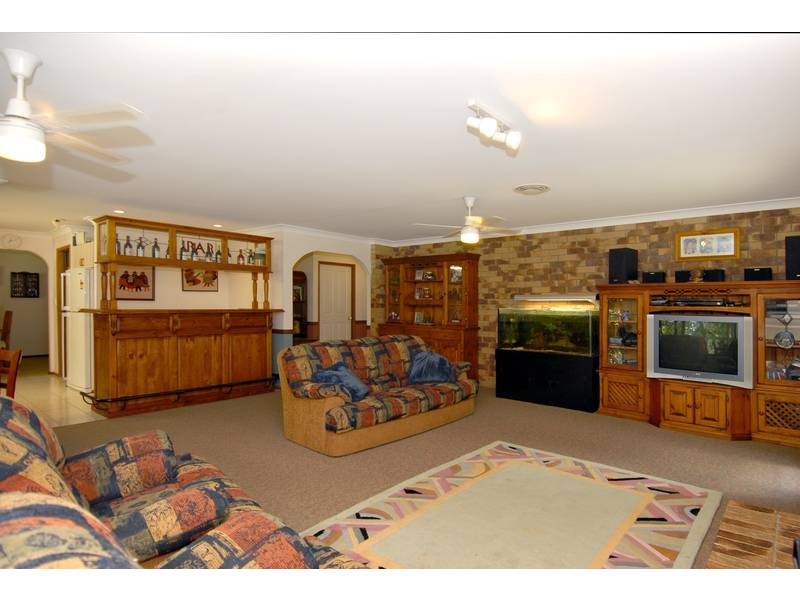 11 Drapers Road, Eatons Hill QLD 4037