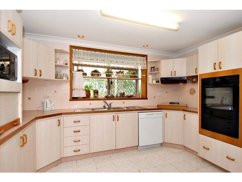 11 Drapers Road, Eatons Hill QLD 4037