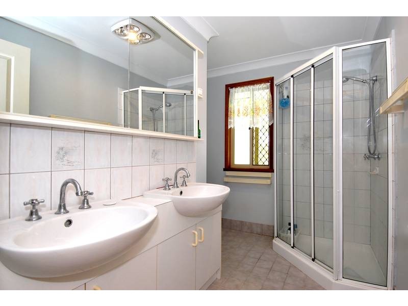 11 Drapers Road, Eatons Hill QLD 4037