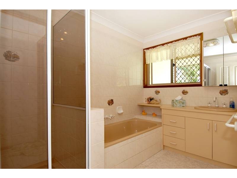 11 Drapers Road, Eatons Hill QLD 4037