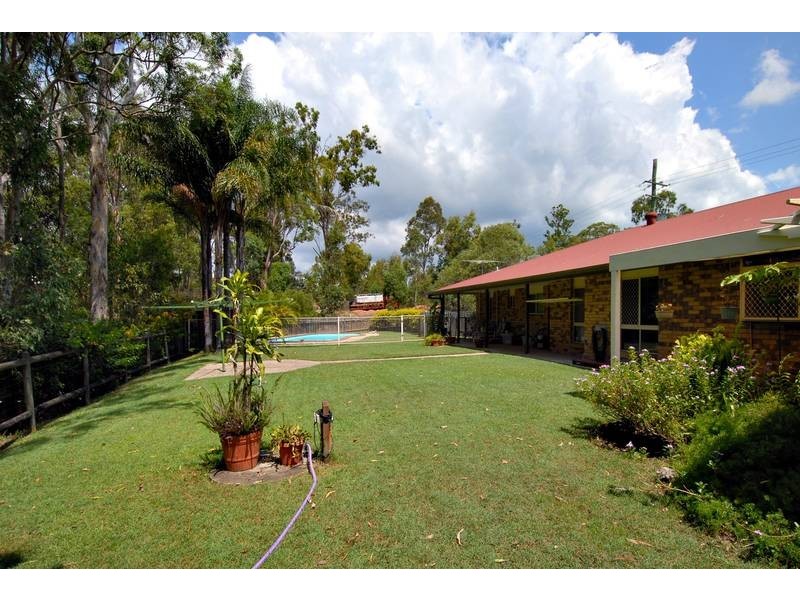 11 Drapers Road, Eatons Hill QLD 4037
