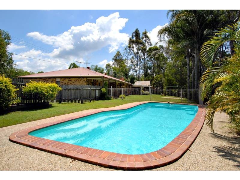 11 Drapers Road, Eatons Hill QLD 4037
