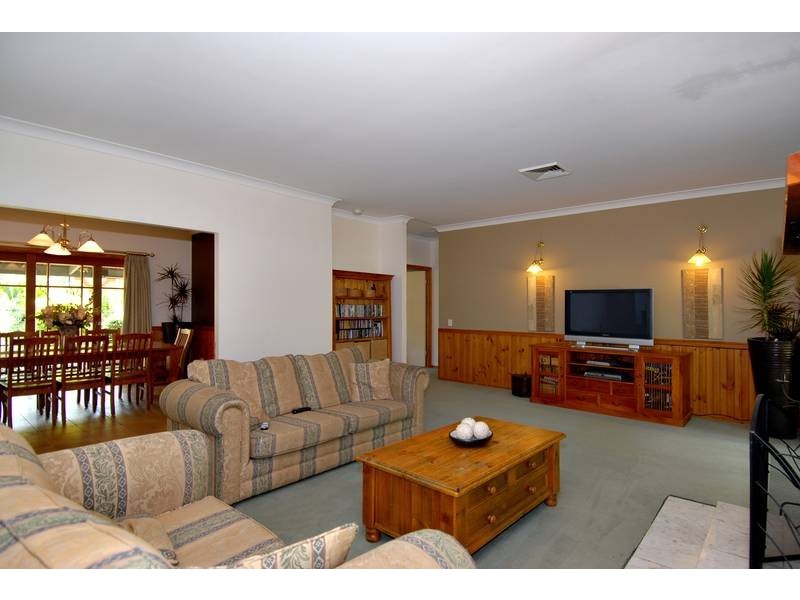 2 Beech Drive, Cashmere QLD 4500