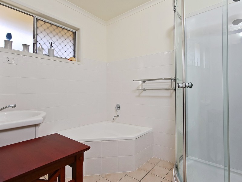 16 Hampshire Tce, Albany Creek QLD 4035