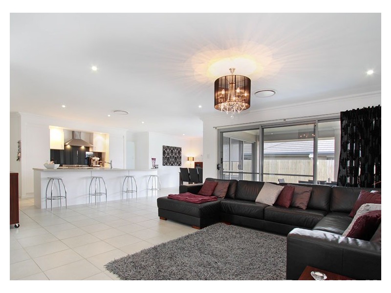 4 Carrybridge Close, Warner QLD 4500