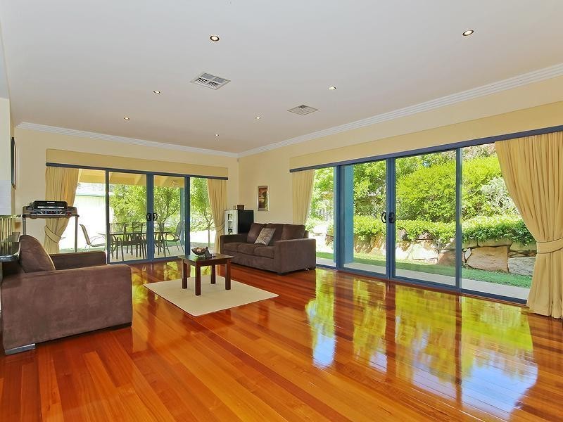 10 Camara Court, Eatons Hill QLD 4037