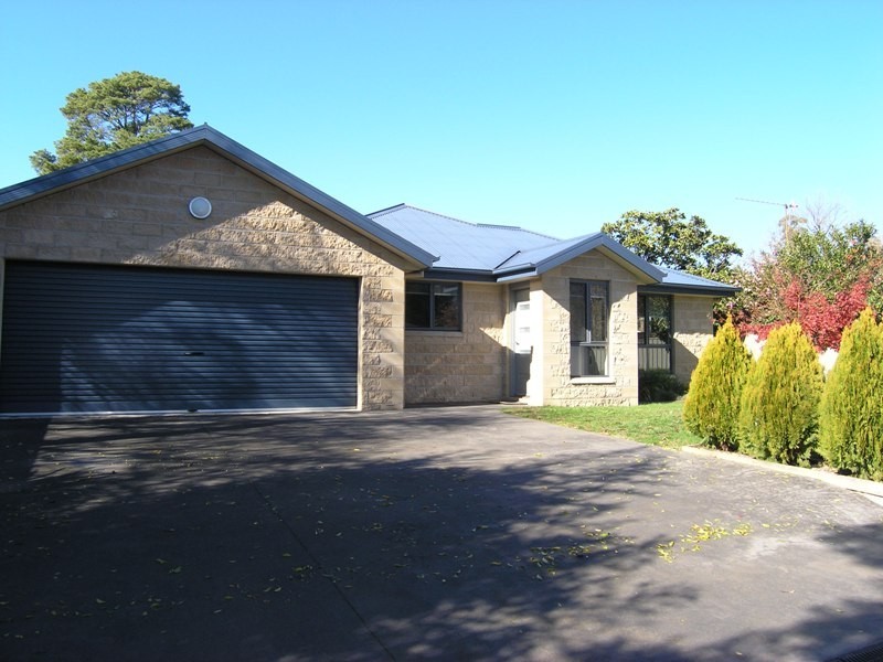 2/18 Thompson St, Bright VIC 3741